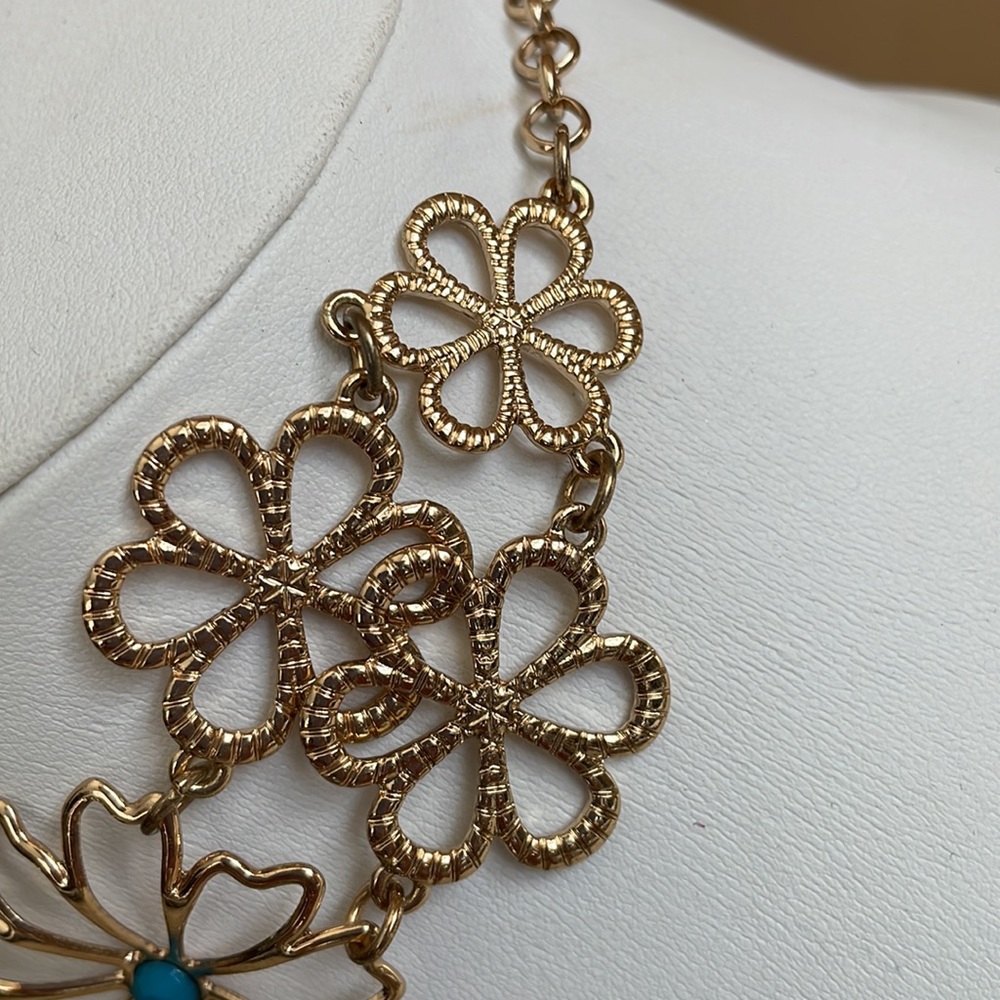 Pretty flower necklace NWOT - Picture 5 of 6